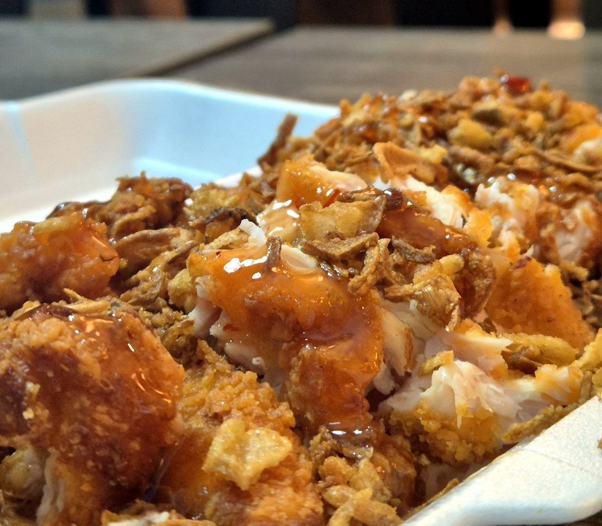 Le Crousty : riz, poulet croustillant et sauces